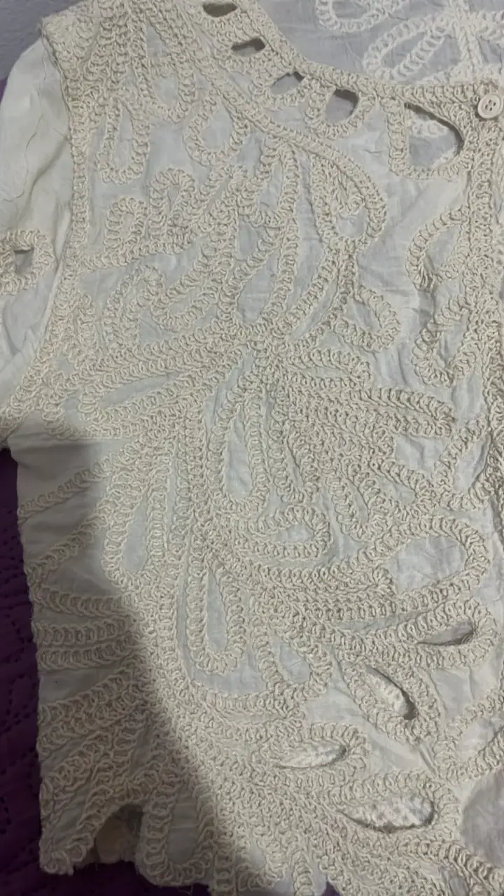 Blusa blanca de encaje con mangas largas - 6