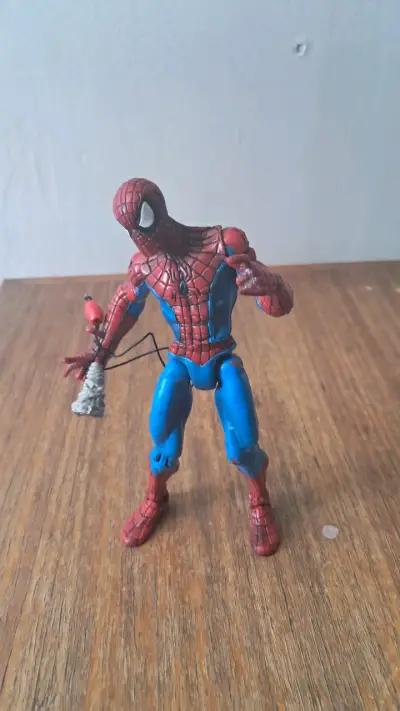 Figura Toy Biz Spiderman con telaraña magnética. - miniatura 1