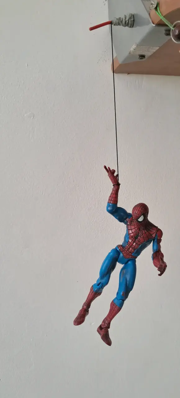 Figura Toy Biz Spiderman con telaraña magnética. - 3