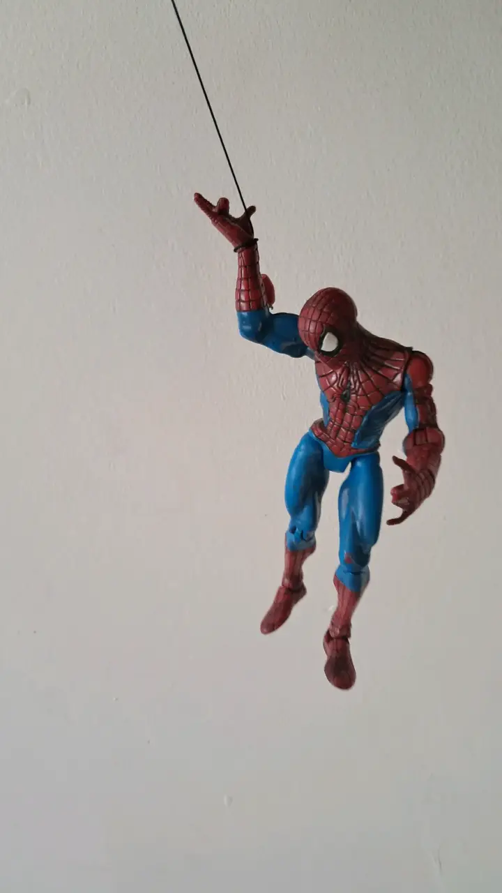Figura Toy Biz Spiderman con telaraña magnética. - 4