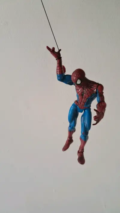 Figura Toy Biz Spiderman con telaraña magnética. - miniatura 4