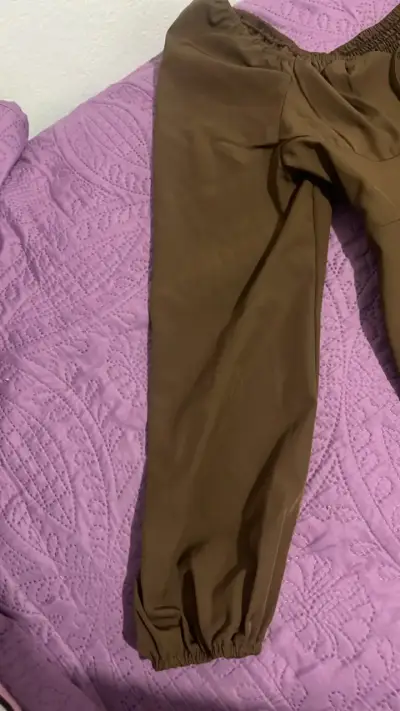 Vestido marrón con mangas largas y fruncido - miniatura 2