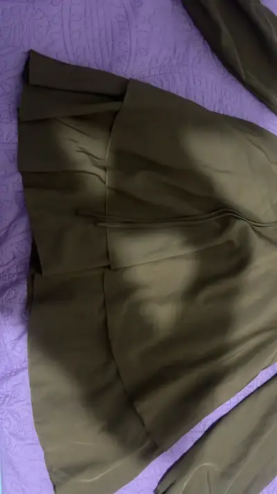 Vestido marrón con mangas largas y fruncido - miniatura 3