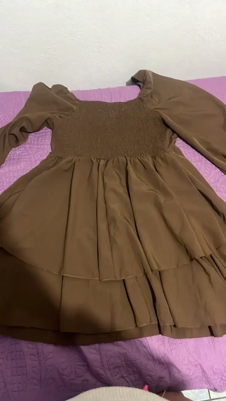 Vestido marrón con mangas largas y fruncido - 4