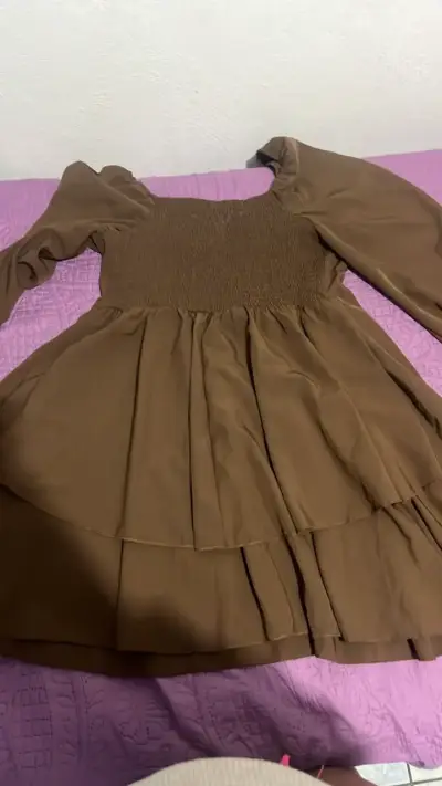 Vestido marrón con mangas largas y fruncido - miniatura 4