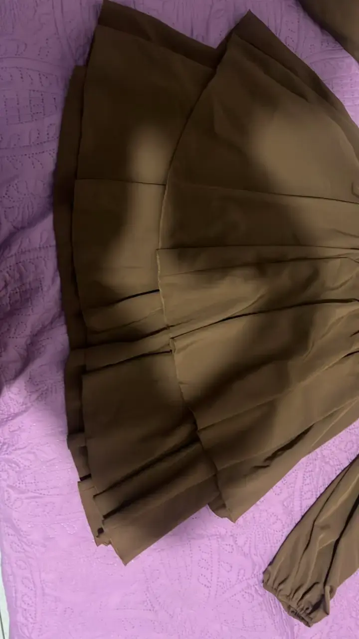 Vestido marrón con mangas largas y fruncido - 5