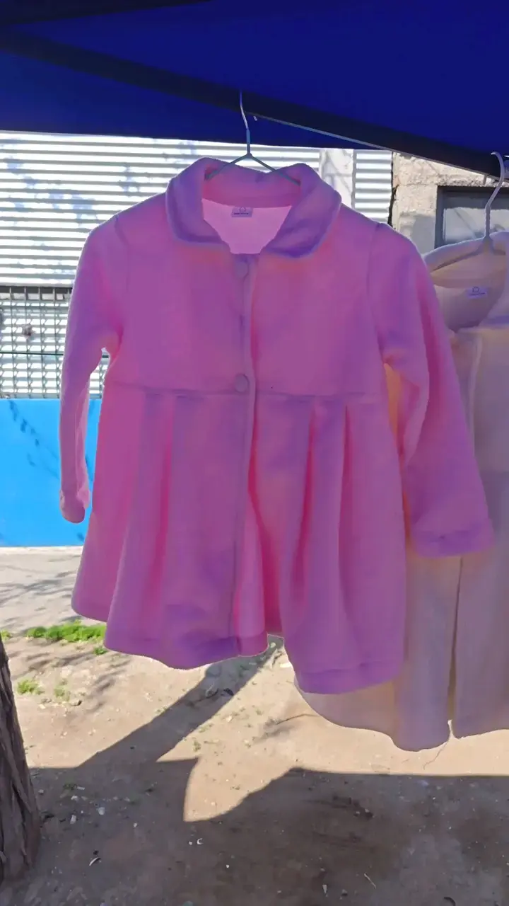 Abrigo de niña color rosa con botones