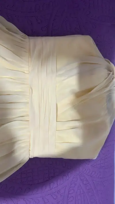 Vestido amarillo elegante para fiesta - miniatura 2