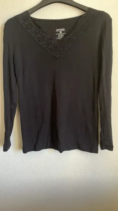 Polera negra de encaje Kayser talla L - miniatura 1