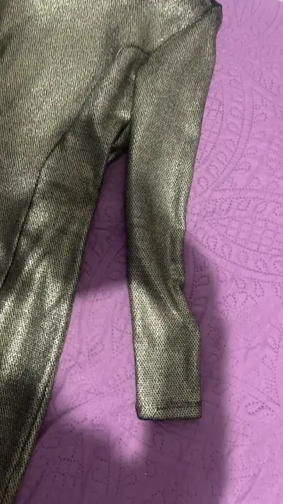 Vestido corto dorado brillante para fiesta - miniatura 2