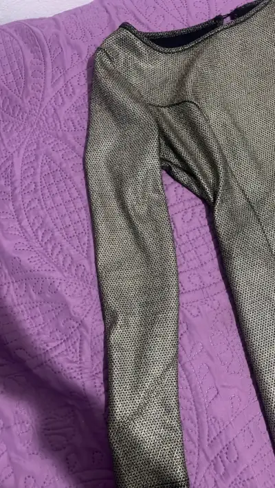 Vestido corto dorado brillante para fiesta - miniatura 3