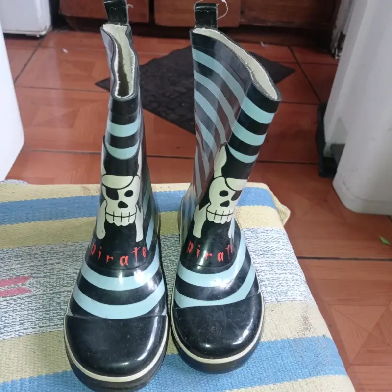 Botas de lluvia con diseño de pirata talla 28 - 3