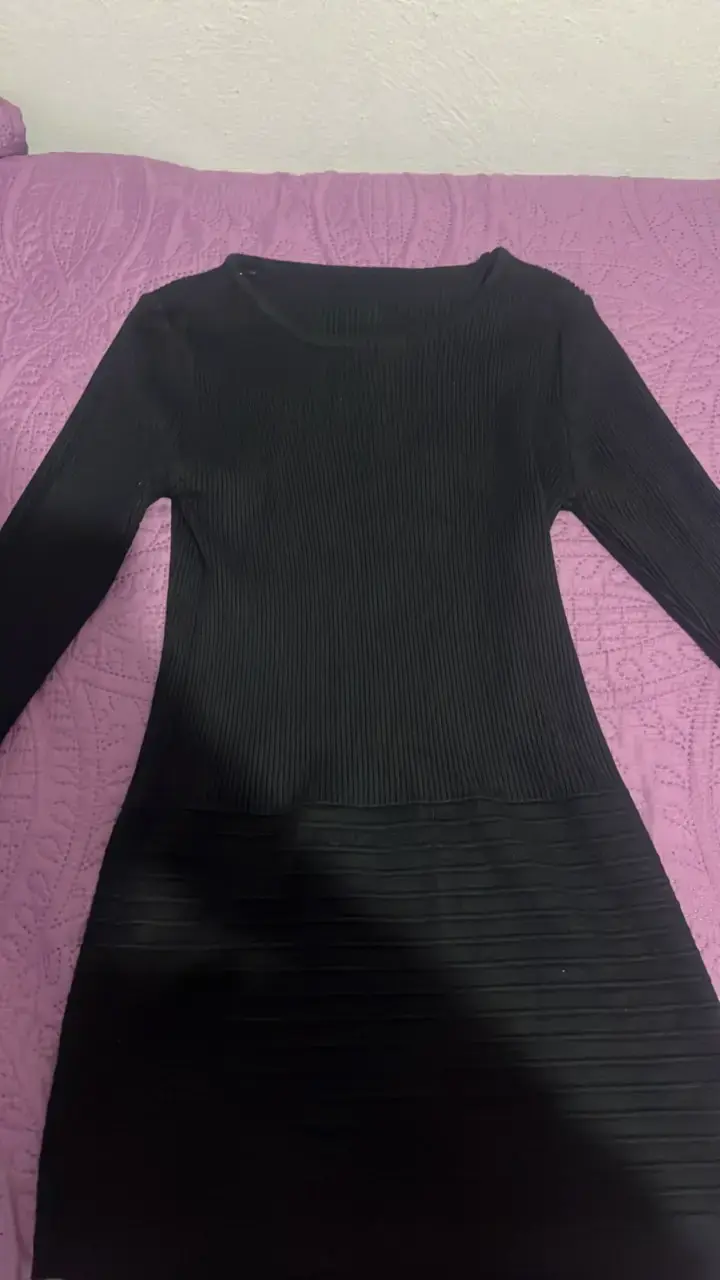 Vestido negro ajustado de manga larga - 1