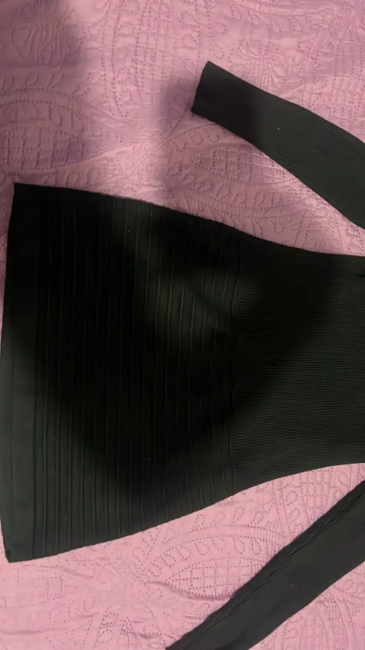 Vestido negro ajustado de manga larga - 5