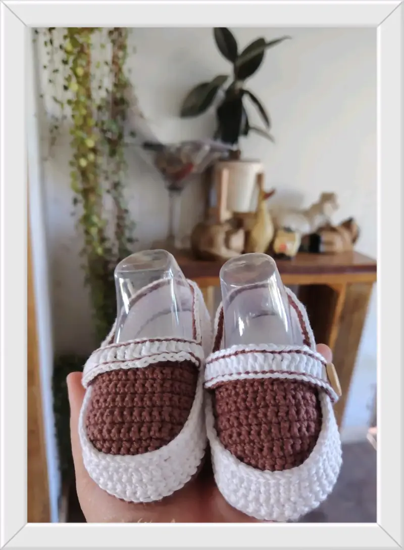 Zapatos tejidos para bebé color marrón y blanco - 1