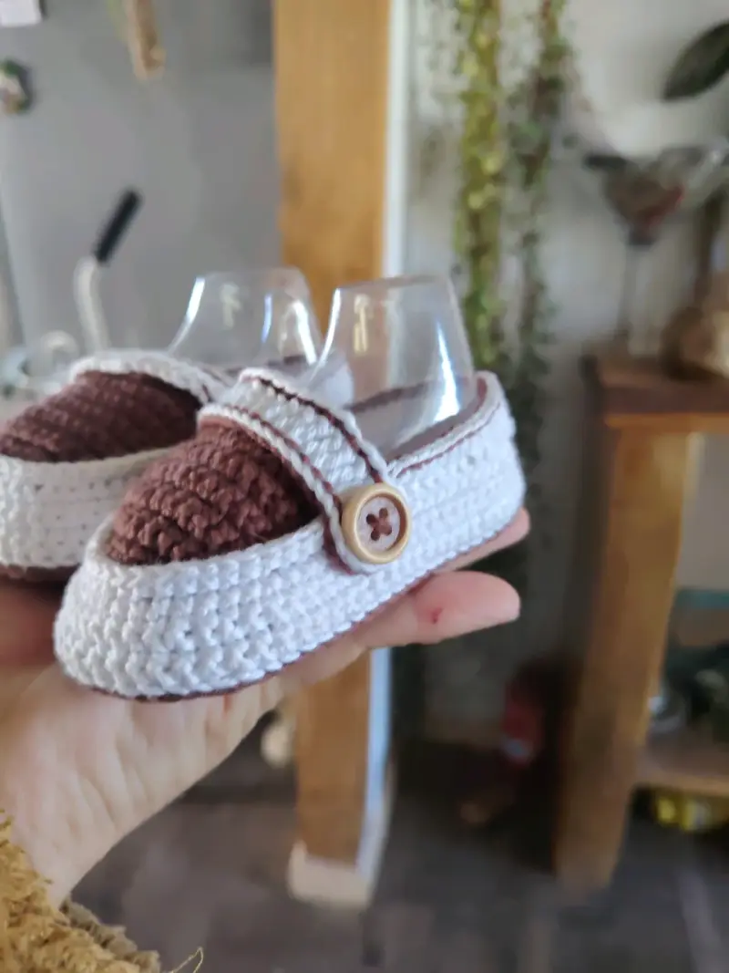 Zapatos tejidos para bebé color marrón y blanco - 2