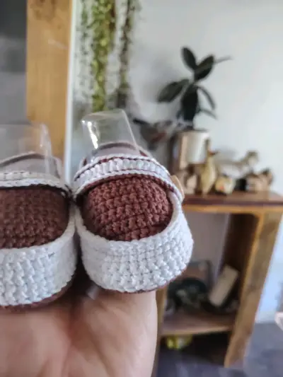 Zapatos tejidos para bebé color marrón y blanco - miniatura 3