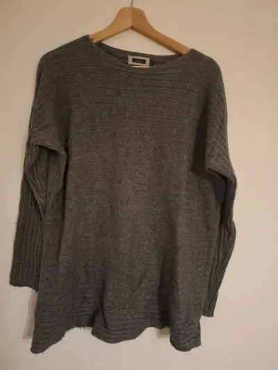 Suéter gris de lana para mujer - miniatura 2