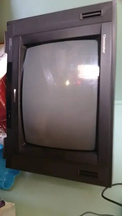 Televisor CRT Goldstar de 20 pulgadas - miniatura 1
