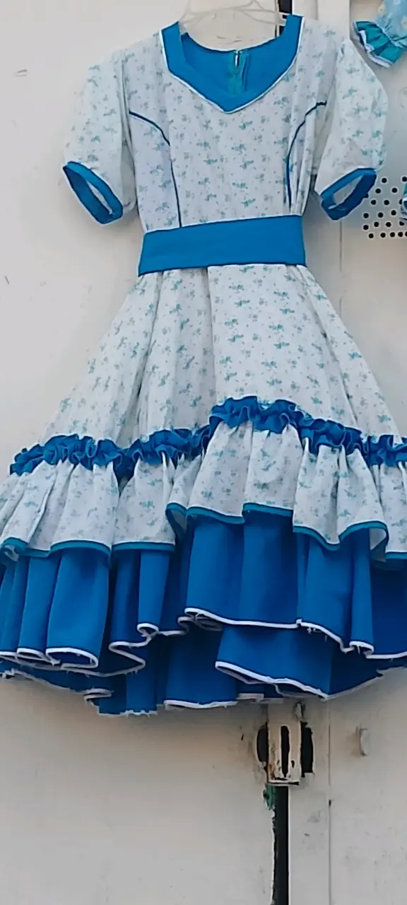 Vestido de fiesta infantil azul con volantes
