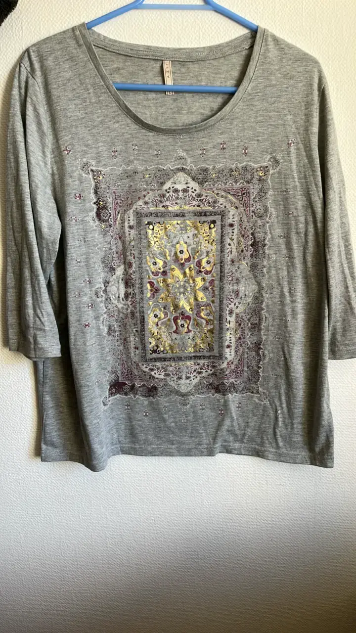 Polera gris con diseño estampado - 1