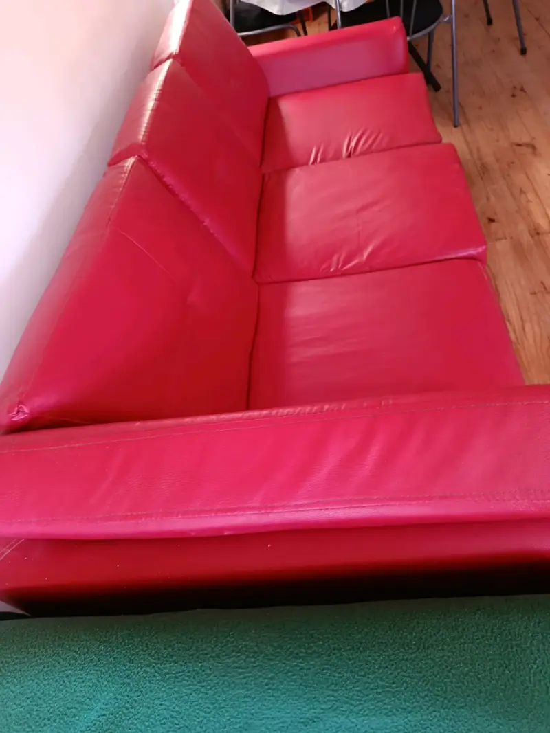 Sofá de tevinil rojo de tres plazas en buen estado - 2