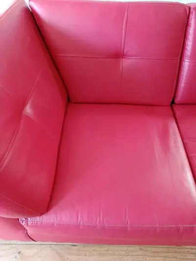 Sofá de tevinil rojo de tres plazas en buen estado - miniatura 4