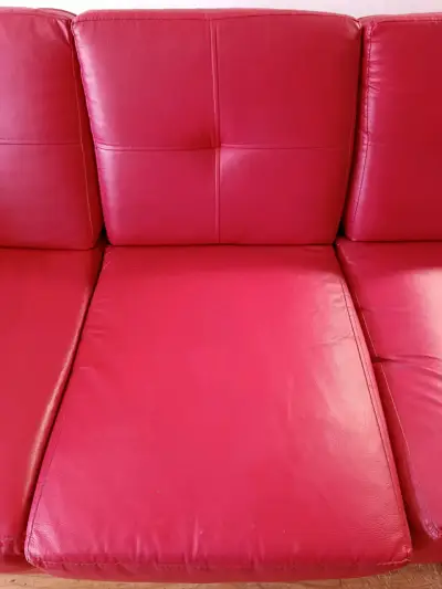 Sofá de tevinil rojo de tres plazas en buen estado - miniatura 5
