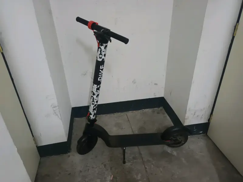 Scooter eléctrico plegable con diseño gráfico - 3