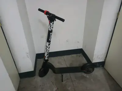 Scooter eléctrico plegable con diseño gráfico - miniatura 3