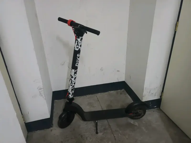 Scooter eléctrico plegable con diseño gráfico - 5