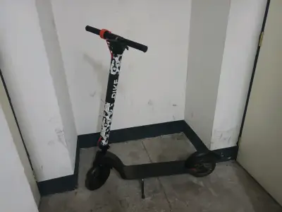 Scooter eléctrico plegable con diseño gráfico - miniatura 5