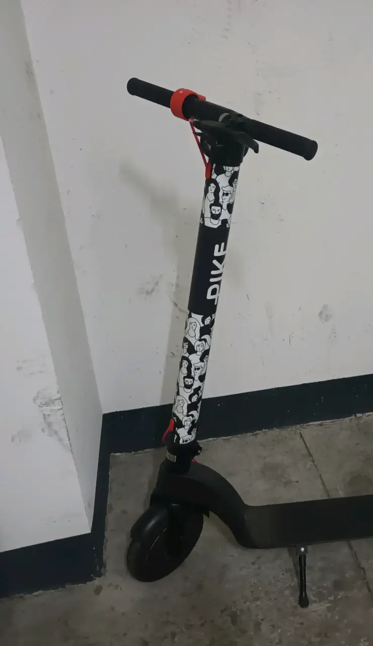 Scooter eléctrico plegable con diseño gráfico - 6
