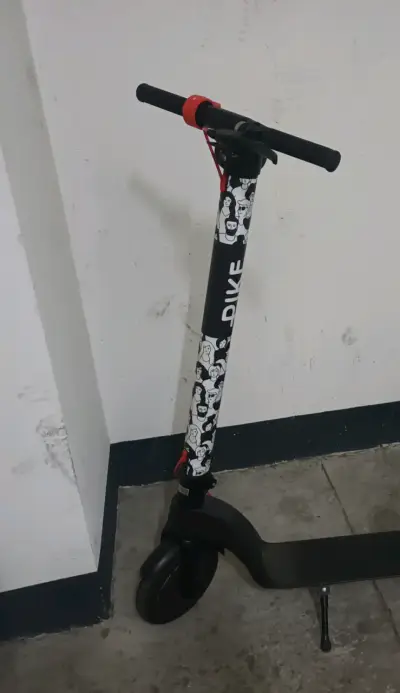 Scooter eléctrico plegable con diseño gráfico - miniatura 6