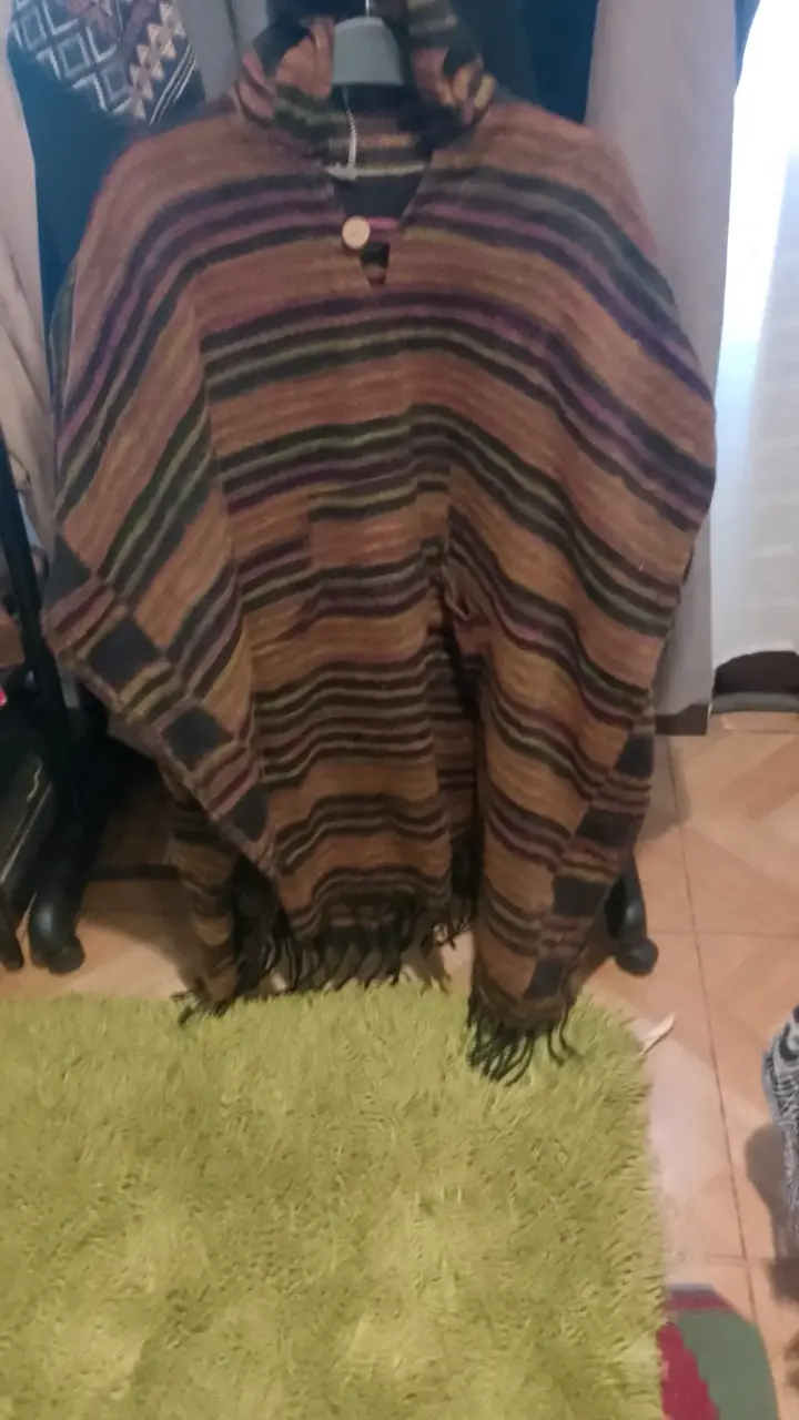 Poncho de lana a rayas con capucha