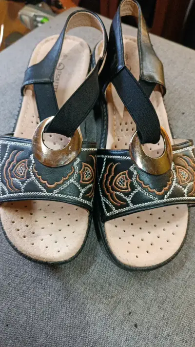 Sandalias Dorette negras con diseño bordado - miniatura 1