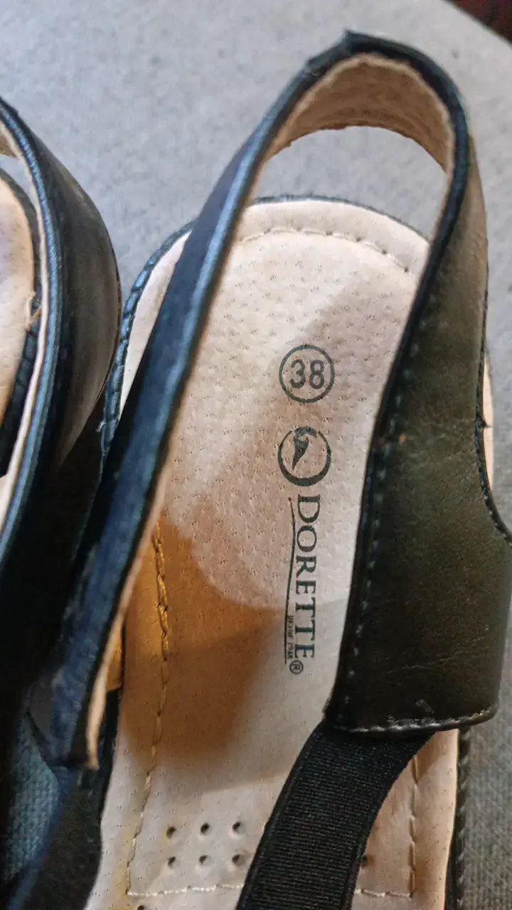 Sandalias Dorette negras con diseño bordado - 2