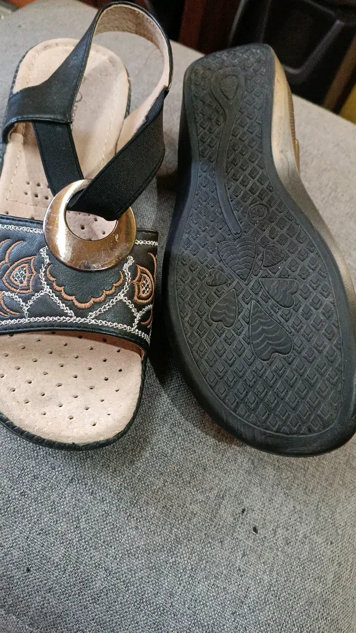 Sandalias Dorette negras con diseño bordado - 3