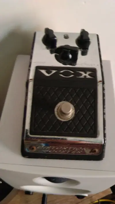 Pedal de distorsión Vox con booster - miniatura 1