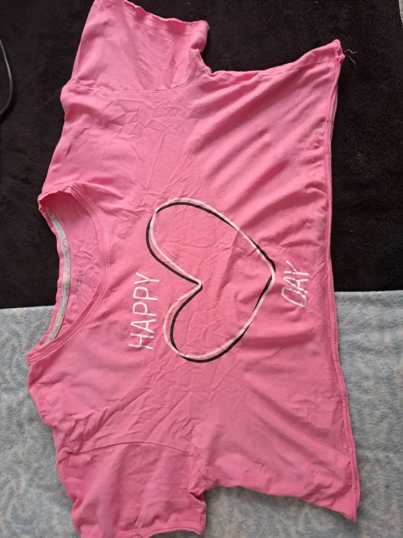 Polera corta rosa con diseño - 1