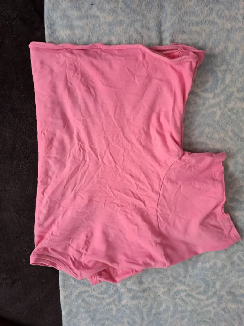 Polera corta rosa con diseño - 2