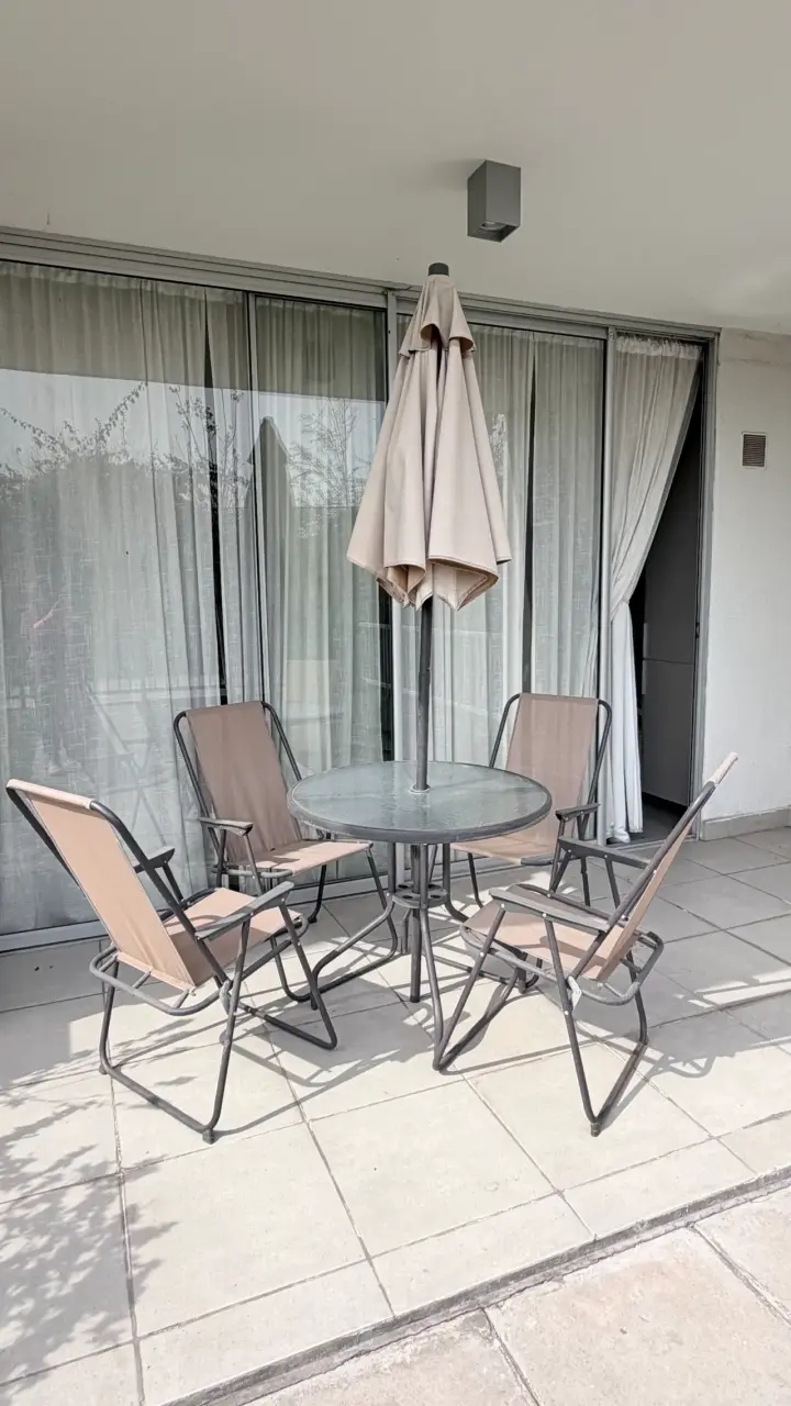 Juego de comedor exterior con sombrilla