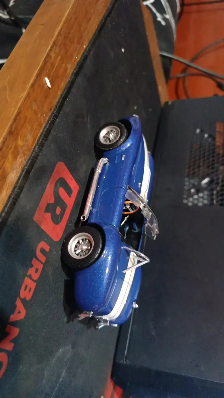 Auto a escala azul con detalles realistas - 1
