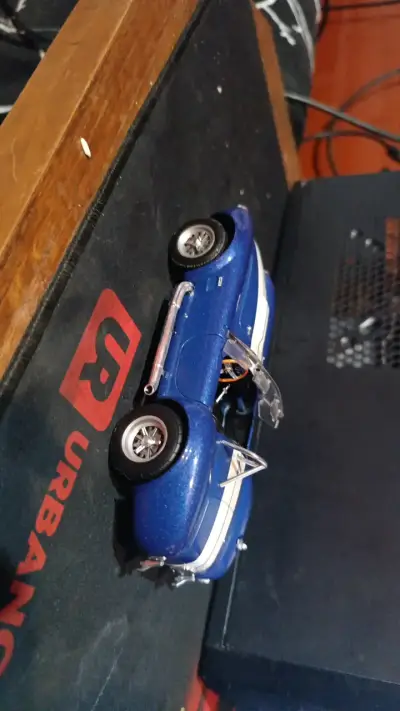 Auto a escala azul con detalles realistas - miniatura 1