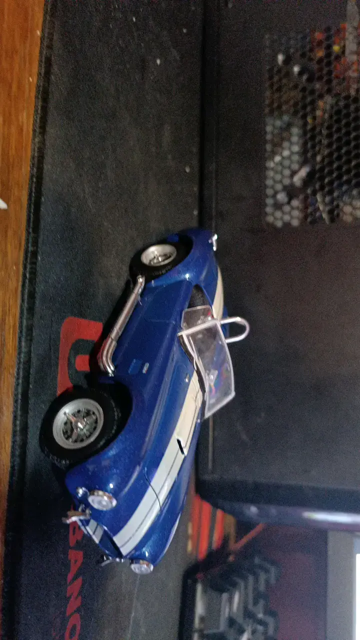 Auto a escala azul con detalles realistas - 2
