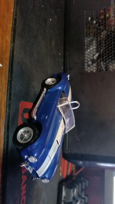 Auto a escala azul con detalles realistas - miniatura 2