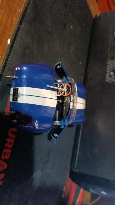 Auto a escala azul con detalles realistas - miniatura 3