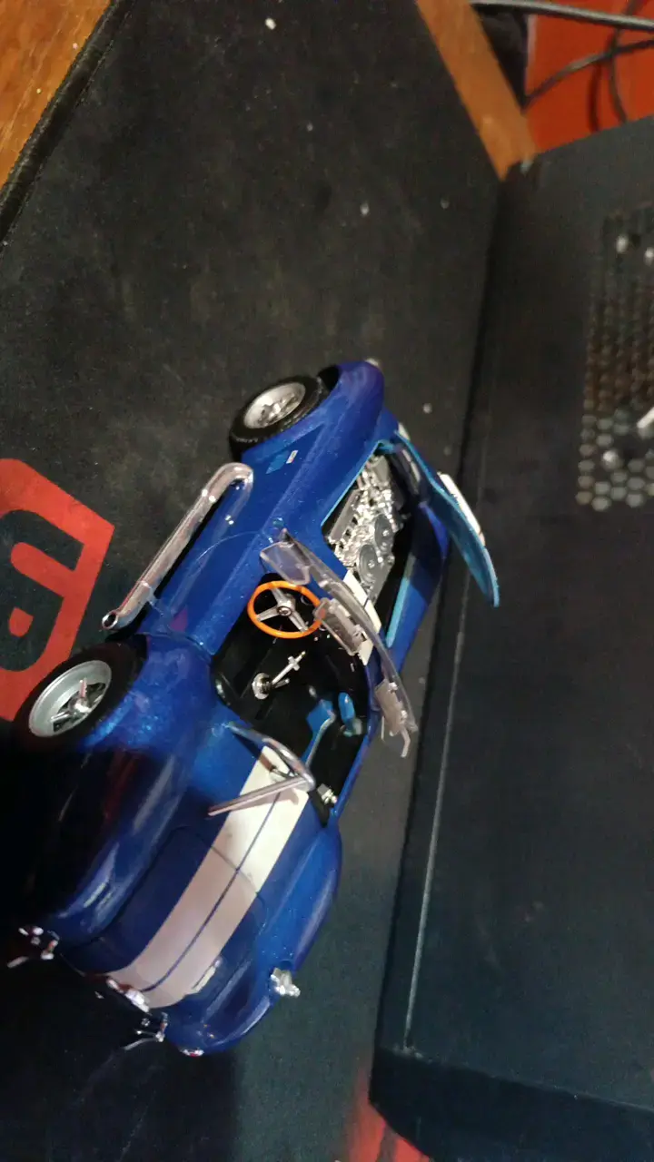 Auto a escala azul con detalles realistas - 4