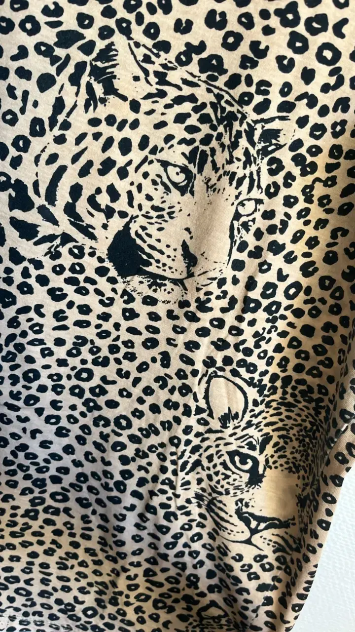 Polera estampada de leopardo University Club - 2