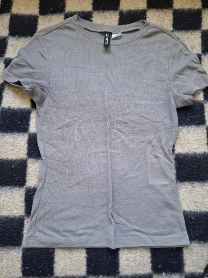 Polera gris básica para mujer